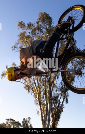 Shepparton, Australien, 15. September 2020. Ein BMX-Fahrer zeigt sein Können im Skatepark in Shepparton während der COVID-19 in Melbourne, Australien. Premier Daniel Andrews gab gestern bekannt, dass die Region Victoria zu Schritt 3 der Roadmap übergehen wird. Für Shepparton, im Zentrum von Victoria, sieht dies zu wenig, zu spät aus.Quelle: Dave Hewison/Alamy Live News Stockfoto