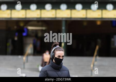 Melbourne, Australien, 21. September 2020. Eine Frau überquert die Straße während der COVID-19 in Melbourne, Australien. Victoria verzeichnete nur 11 neue Fälle über Nacht und zwei Todesfälle, obwohl Premier Daniel Andrews sich weiterhin weigert, Beschränkungen zu lockern. Inzwischen Melbournians leiden Lockdown Müdigkeit, Unternehmen schließen und psychische Gesundheit leidet einen Aufschwung.Kredit: Dave Hewison/Alamy Live News Stockfoto