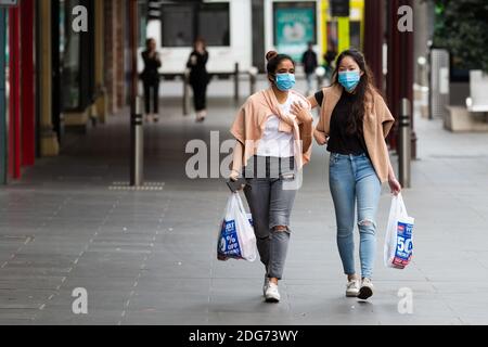 Melbourne, Australien, 21. September 2020. Zwei Frauen mit Gesichtsmasken tragen ihre Einkäufe während der COVID-19 in Melbourne, Australien. Victoria verzeichnete nur 11 neue Fälle über Nacht und zwei Todesfälle, obwohl Premier Daniel Andrews sich weiterhin weigert, Beschränkungen zu lockern. Inzwischen Melbournians leiden Lockdown Müdigkeit, Unternehmen schließen und psychische Gesundheit leidet einen Aufschwung.Kredit: Dave Hewison/Alamy Live News Stockfoto