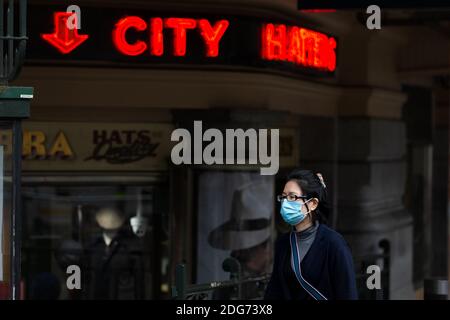 Melbourne, Australien, 21. September 2020. Eine Frau geht während der COVID-19 in Melbourne, Australien, durch den City Hatters Store. Victoria verzeichnete nur 11 neue Fälle über Nacht und zwei Todesfälle, obwohl Premier Daniel Andrews sich weiterhin weigert, Beschränkungen zu lockern. Inzwischen Melbournians leiden Lockdown Müdigkeit, Unternehmen schließen und psychische Gesundheit leidet einen Aufschwung.Kredit: Dave Hewison/Alamy Live News Stockfoto