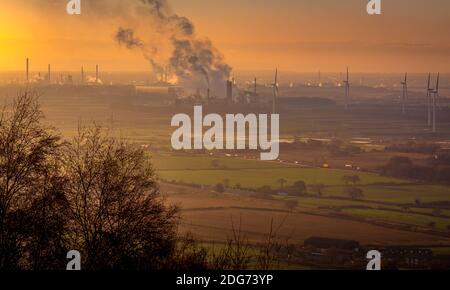 Blick von Frodsham Hill Mersey Blick auf Cheshire mit Blick auf die Mersey Mündung in Richtung Stanlow Raffinerie Stockfoto
