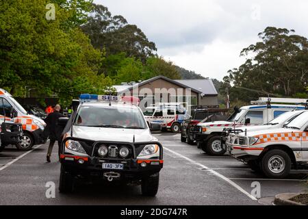 Melbourne, Australien, 23. September 2020. Eine SES-Crew schließt sich der Suche an, da Polizei und SES weiterhin nach dem vermissten 14-jährigen autistischen Jungen William Wall suchen, nachdem er vor zwei Tagen im dichten Buschland am 23. September 2020 in Melbourne, Australien, vermisst wurde. Eine massive Suche in den Yarra Ranges ist im Gange nach vermissten autistischen Teenager, die die Nacht verloren im Busch verbracht. Mehrere Besatzungen, einschließlich der Polizei, der Luftwaffe und SES suchten nach William, als die Temperaturen über Nacht auf 7C fielen. Regen wird am Mittwoch vorhergesagt und wird die Suchbemühungen beeinflussen.Quelle: Dave Hewison/Alamy Live News Stockfoto