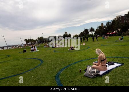 Melbourne, Australien, 3. Oktober 2020. Am St Kilda Beach sind Kreise auf dem Gras gemalt, um den Einheimischen dabei zu helfen, sich sozial voneinander zu distanzieren, wenn das Wetter während der COVID-19 in Melbourne, Australien, erwärmt wird. Premier Daniel Andrews geht hart auf Victorianer ein, die gegen die COVID 19-Beschränkungen verstoßen und droht, Strände zu schließen, wenn die Einheimischen weiterhin gegen die Regeln verstoßen. Dies kommt, wie Victoria sieht einstelligen neuen Fällen.Kredit: Dave Hewison/Alamy Live News Stockfoto