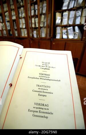 Der ursprüngliche Vertrag von Rom zur Gründung der Europäischen Wirtschaftsgemeinschaft ist in den Archiven des Palastes Farnesina, des italienischen Außenministeriums in Rom, Italien, aufbewahrt. Vor 60 Jahren, am 25. März 1957, unterzeichneten sechs Länder im Rahmen einer feierlichen Zeremonie im Saal "Orazi e Curiazi" des Palazzo dei Conservatori in Campidoglio in Rom den Vertrag von Rom zur Gründung der Europäischen Wirtschaftsgemeinschaft (EWG), Deutschland, Frankreich, Italien, Luxemburg, die Niederlande und Belgien. Der Vertrag wurde von Paul-Henri Spaak und J.CH Snoy et d'Oppuers (Belgien), Konrad Adenauer und Walter Hallstein ( Stockfoto