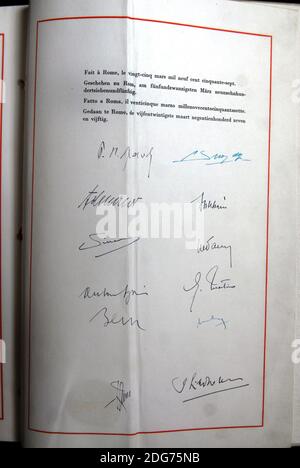 Der ursprüngliche Vertrag von Rom zur Gründung der Europäischen Wirtschaftsgemeinschaft ist in den Archiven des Palastes Farnesina, des italienischen Außenministeriums in Rom, Italien, aufbewahrt. Vor 60 Jahren, am 25. März 1957, unterzeichneten sechs Länder im Rahmen einer feierlichen Zeremonie im Saal "Orazi e Curiazi" des Palazzo dei Conservatori in Campidoglio in Rom den Vertrag von Rom zur Gründung der Europäischen Wirtschaftsgemeinschaft (EWG), Deutschland, Frankreich, Italien, Luxemburg, die Niederlande und Belgien. Der Vertrag wurde von Paul-Henri Spaak und J.CH Snoy et d'Oppuers (Belgien), Konrad Adenauer und Walter Hallstein ( Stockfoto