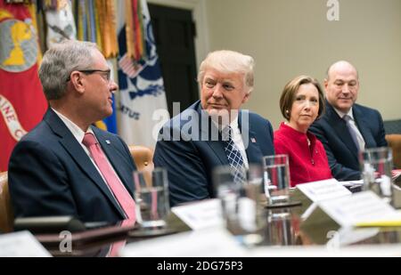 Präsident Donald Trump hält eine National Economic Council Listening Session mit den Geschäftsführern von kleinen und der Banken, in der Roosevelt Zimmer im Weißen Haus in Washington, D.C. am 9. März 2017. Trump wurde von Kenneth Burgess (L), Vorsitzender des Ersten Capital Bank von Texas verbunden; Dorothy Savarese, CEO von Cape Cod 5 gegenseitige Gesellschaft; und Gary Cohn, National Economic Council Director. Foto von Kevin Dietsch/UPI Stockfoto