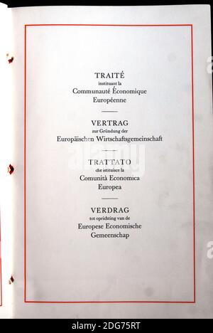 Der ursprüngliche Vertrag von Rom zur Gründung der Europäischen Wirtschaftsgemeinschaft ist in den Archiven des Palastes Farnesina, des italienischen Außenministeriums in Rom, Italien, aufbewahrt. Vor 60 Jahren, am 25. März 1957, unterzeichneten sechs Länder im Rahmen einer feierlichen Zeremonie im Saal "Orazi e Curiazi" des Palazzo dei Conservatori in Campidoglio in Rom den Vertrag von Rom zur Gründung der Europäischen Wirtschaftsgemeinschaft (EWG), Deutschland, Frankreich, Italien, Luxemburg, die Niederlande und Belgien. Der Vertrag wurde von Paul-Henri Spaak und J.CH Snoy et d'Oppuers (Belgien), Konrad Adenauer und Walter Hallstein ( Stockfoto