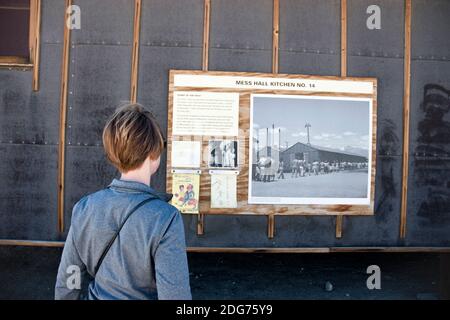 Frau liest über die Block 14 Messehalle in Manzanar Nat. Historic Site, ein Lager, in dem japanische Amerikaner im Zweiten Weltkrieg in Kalifornien interniert wurden. Stockfoto