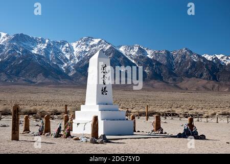 Friedhof Denkmal in Manzanar Nat. Historic Site, ein Internierungslager, in dem japanische Amerikaner während des Zweiten Weltkriegs in Kalifornien, USA, inhaftiert waren. Stockfoto