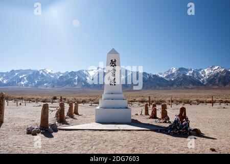 Friedhof Denkmal in Manzanar Nat. Historic Site, ein Internierungslager, in dem japanische Amerikaner während des Zweiten Weltkriegs in Kalifornien, USA, inhaftiert waren. Stockfoto