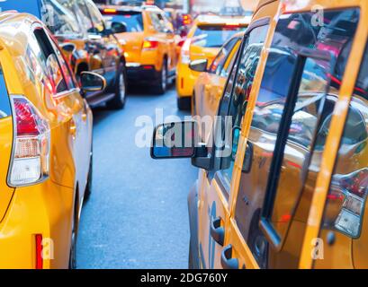 Gelbe Taxis in einem Stau in Manhattan, New York City, Stockfoto