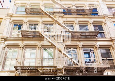 Alte Wohngebäude mit Feuertreppen in Soho, New York City Stockfoto
