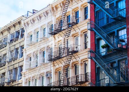 Alte Wohngebäude mit Feuertreppen in Soho, New York City Stockfoto