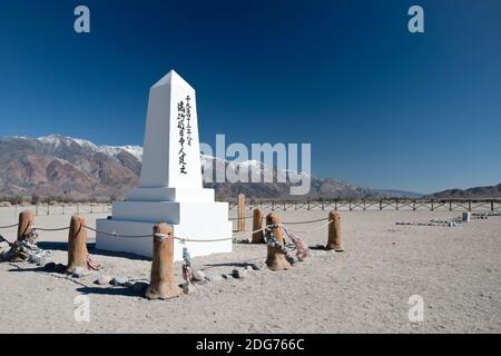 Friedhof Denkmal in Manzanar Nat. Historic Site, ein Internierungslager, in dem japanische Amerikaner während des Zweiten Weltkriegs in Kalifornien, USA, inhaftiert waren. Stockfoto