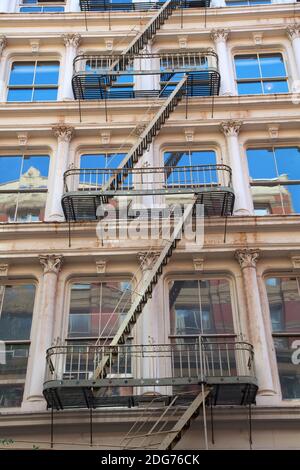 Alte Wohngebäude mit Feuertreppen in Soho, New York City Stockfoto