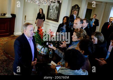 Sean Spicer, Vorsitzender des Präsidiums des Weißen Hauses, informiert den Pressepool, während Präsident Donald Trump am Samstag, den 11. März 2017, mit Mitarbeitern, Kabinettsmitgliedern und bedeutenden anderen auf seinem Golfplatz Trump National in Potomac Falls, Virginia, USA, ein Arbeitsessen hat. Fotograf: Pete Marovich/Bloomberg/Pool Stockfoto