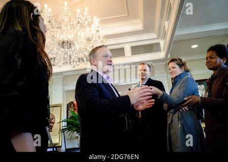 Sean Spicer, Vorsitzender des Präsidiums des Weißen Hauses, informiert den Pressepool, während Präsident Donald Trump am Samstag, den 11. März 2017, mit Mitarbeitern, Kabinettsmitgliedern und bedeutenden anderen auf seinem Golfplatz Trump National in Potomac Falls, e, USA, ein Arbeitsessen hat. Fotograf: Pete Marovich/Bloomberg/Pool Stockfoto