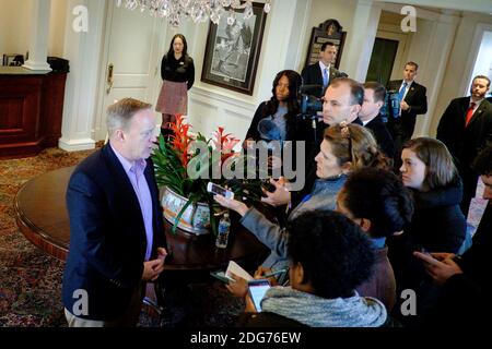 Sean Spicer, Vorsitzender des Präsidiums des Weißen Hauses, informiert den Pressepool, während Präsident Donald Trump am Samstag, den 11. März 2017, mit Mitarbeitern, Kabinettsmitgliedern und bedeutenden anderen auf seinem Golfplatz Trump National in Potomac Falls, Virginia, USA, ein Arbeitsessen hat. Fotograf: Pete Marovich/Bloomberg/Pool Stockfoto