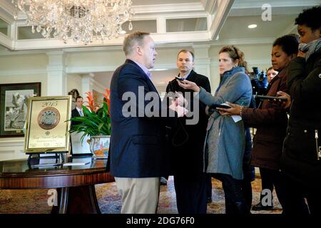 Sean Spicer, Vorsitzender des Präsidiums des Weißen Hauses, informiert den Pressepool, während Präsident Donald Trump am Samstag, den 11. März 2017, mit Mitarbeitern, Kabinettsmitgliedern und bedeutenden anderen auf seinem Golfplatz Trump National in Potomac Falls, Virginia, USA, ein Arbeitsessen hat. Fotograf: Pete Marovich/Bloomberg/Pool Stockfoto