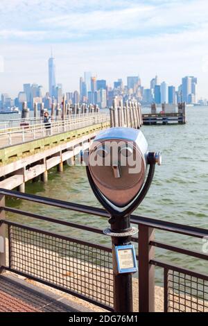 Antike Ferngläser auf Liberty Island mit Blick auf Manhattan, New York City Stockfoto