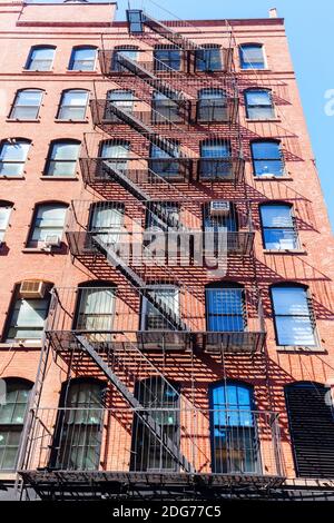 Altes Gebäude in Downtown Manhattan, NYC, mit typischen Feuertreppen Stockfoto