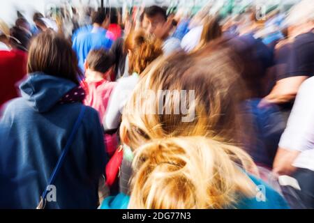 Bild von einer Menge von Menschen mit Kamera gemacht Zoom Effekt Stockfoto