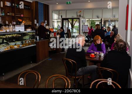 Melbourne, Australien, 1. Juni 2020. Am 01. Juni 2020 in Melbourne, Australien, genießen Einheimische aus dem Middle Park zum ersten Mal seit drei Monaten Kaffee und eine Mahlzeit im Avenue Food Store in Middle Park. Victoria ist für Geschäfte geöffnet, da Cafés, Bars und Restaurants ab heute wieder ihre Türen für maximal 20 Gäste öffnen. Der viktorianische Premier Daniel Andrews gab am 16. Mai bekannt, dass alle Cafés, Restaurants und Bars ab dem 1. Juni für bis zu 20 Besucher pro geschlossenem Raum wiedereröffnet werden können und dass dann eine weitere Lockerung der Beschränkungen für 50 Besucher auf der 2 Stockfoto