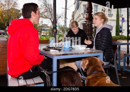 Melbourne, Australien, 1. Juni 2020. Einheimische, will, Grace und Sophie genießen zusammen mit ihrem Hund ein Essen im Jack The Geezer Cafe im Middle Park zum ersten Mal seit drei Monaten, da Cafés, Restaurants und Bars heute für bis zu 20 Gäste wieder geöffnet sind, da die COVID-19-Beschränkungen am 01. Juni in Victoria lockern. 2020 in Melbourne, Australien. Victoria ist für Geschäfte geöffnet, da Cafés, Bars und Restaurants ab heute wieder ihre Türen für maximal 20 Gäste öffnen. Der viktorianische Premier Daniel Andrews gab am 16. Mai bekannt, dass alle Cafés, Restaurants und Bars wieder geöffnet werden können Stockfoto