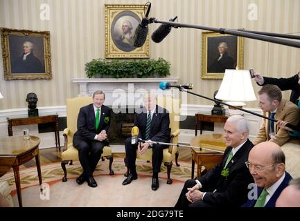 US-Präsident Donald J. Trump hält ein bilaterales Treffen mit dem irischen Premierminister Enda Kenny ab, während Vizepräsident Mike Pence am 16. März 2017 im Oval Office des Weißen Hauses in Washington, DC, einen Blick darauf wirft. Foto von Olivier Douliery/ Pool ABACAPRESS.COM Stockfoto