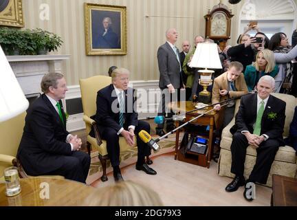 US-Präsident Donald J. Trump hält ein bilaterales Treffen mit dem irischen Premierminister Enda Kenny ab, während Vizepräsident Mike Pence am 16. März 2017 im Oval Office des Weißen Hauses in Washington, DC, einen Blick darauf wirft. Foto von Olivier Douliery/ Pool ABACAPRESS.COM Stockfoto