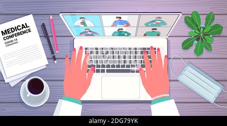 Hände mit Laptop Arzt diskutieren mit Mischung Rennen Kollegen auf Screen Ärzte mit medizinischen Konferenz Medizin Gesundheitswesen Online-Kommunikation Konzept Horizontale Vektordarstellung im Hochformat Stock Vektor
