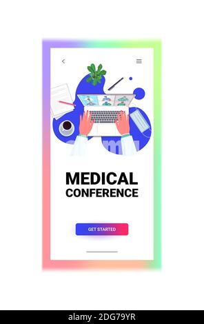 Hände mit Laptop Arzt diskutieren mit Mischung Rennen Kollegen auf Screen Ärzte mit medizinischen Konferenz Medizin Gesundheitswesen Online-Kommunikation Konzept Vertikale Vektordarstellung im Hochformat Stock Vektor