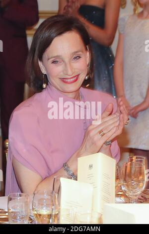 Die britische Schauspielerin Kristin Scott Thomas nimmt am 17. März 2017 an einem Dinner Teil, das vom Botschafter Ihrer Majestät in Frankreich veranstaltet wird. Foto von Laurent Vu/ Pool / ABACAPRESS.COM Stockfoto