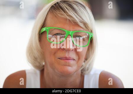 Frau mittleren Alters tragen trendige Brillen Stockfoto