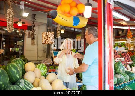 Paar in einen Obst und Gemüse einkaufen Stockfoto