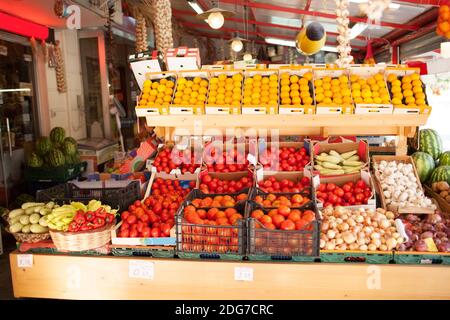 Bunte frische Produkte auf dem Display in Lebensmittelmarkt Stockfoto