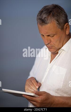Mann mit Stift auf Handheld-Tablet-Computer Stockfoto
