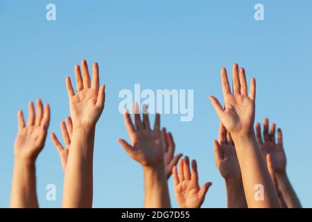 Gruppe von Menschen, die ihre Hände in der Luft Stockfoto