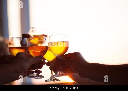 Gruppe von Menschen, die auf einer Feier Party Toasten Stockfoto