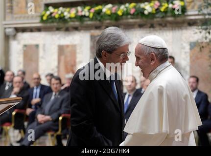 Papst Franziskus begrüßt den italienischen Ministerpräsidenten Paolo Gentiloni, der am 24. März die Staats- und Regierungschefs der EU in der Regia Hall im Vatikan empfängt. 2017.Premierminister und Präsidenten aus 27 Mitgliedstaaten der Europäischen Union haben sich anlässlich der Gründung des Vertrags von Rom im Jahr 1957 in Italien versammelt und am Vorabend des 60. Jahrestages einen päpstlichen Segen erhalten. Vertreter der EU-Institutionen haben sich den Staats- und Regierungschefs bei der Audienz angeschlossen. Dazu gehören Donald Tusk, Präsident des Europäischen Rates, Jean-Claude Juncker, Präsident der Europäischen Kommission und Antonio Tajani, Präsident der E Stockfoto