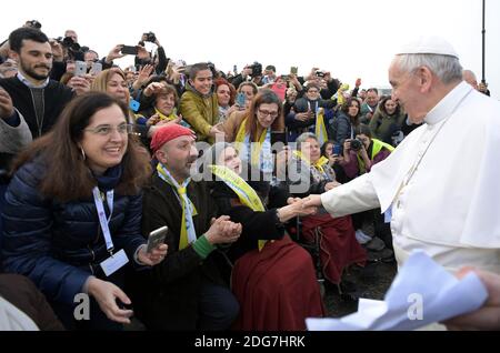 Papst Franziskus trifft Familien der Arbeiterklasse, Rom und Immigranten der ‘Weißen Häuser’ im beliebten Viertel Forlanini zu Beginn eines eintägigen Besuchs in Mailand, Italien, am 25. März 2017. Bei seiner Ankunft gaben die Bewohner dem Heiligen Vater zwei Geschenke: Eine priesterliche Stola und ein Bild einer Statue der Madonna. Foto von ABACAPRESS.COM Stockfoto