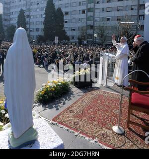 Papst Franziskus reiste am 25. März 2017 nach Mailand, um Rom, islamische und eingewanderte Familien der ‘Weißen Häuser’ im beliebten Viertel Forlanini bei einem eintägigen Besuch in Mailand, Italien, zu treffen. Foto von ABACAPRESS.COM Stockfoto