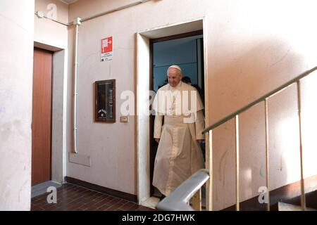 Papst Franziskus trifft Familien der Arbeiterklasse, Rom und Immigranten der ‘Weißen Häuser’ im beliebten Viertel Forlanini zu Beginn eines eintägigen Besuchs in Mailand, Italien, am 25. März 2017. Bei seiner Ankunft gaben die Bewohner dem Heiligen Vater zwei Geschenke: Eine priesterliche Stola und ein Bild einer Statue der Madonna. Foto von ABACAPRESS.COM Stockfoto