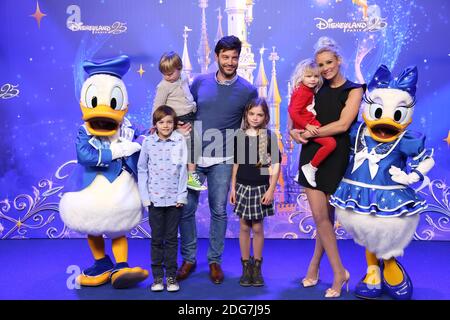 Elodie Gossuin, ihr Mann Bertrand Lacherie und ihre Kinder nahmen am 25. März 2017 am 25. Jahrestag des Disneyland Resort Paris in Marne-La-Vallee, am Stadtrand von Paris, Frankreich, Teil. Foto von Jerome Domine/ABACAPRESS.COM Stockfoto