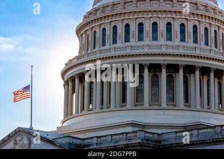 Washington, DC, USA, 7. Dezember 2020. Im Bild: Die amerikanische Flagge fängt die Nachmittagssonne ein, als sie bei der Hälfte des Personals im US-Kapitol fliegt, um an die Toten zu erinnern, die während des Angriffs auf Pearl Harbor an diesem Datum im Jahr 1941 verloren wurden. Dieser Angriff führte in den Vereinigten Staaten joing die Alliierten im Zweiten Weltkrieg Jedes Jahr am 7. Dezember fliegen Flaggen bei Halb-Mitarbeitern zur Beobachtung des National Pearl Harbor Remembrance Day. Kredit: Allison C Bailey/Alamy Live Nachrichten Stockfoto