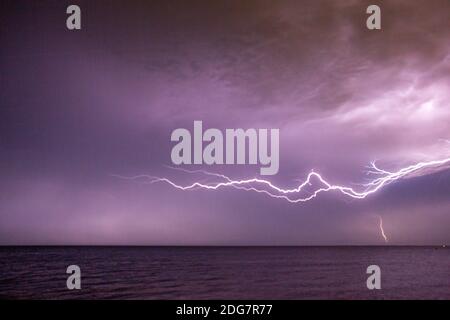 Art der Blitz, der innerhalb der Wolke bleiben, auch als Intra-Wolke Blitzschlag, und nicht auf den Boden schlagen. Stockfoto