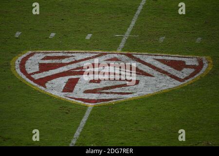 Detailansicht des „PAC-12“-Logos auf dem Spielfeld während eines NCAA-Fußballspiels zwischen den Südkalifornischen Trojanern und den Washington State Cougars, Stockfoto