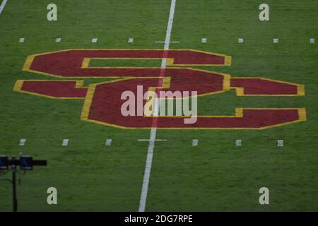 Detailansicht des „SC“-Logos auf dem Spielfeld während eines NCAA-Fußballspiels zwischen den Südkalifornischen Trojanern und den Washington State Cougars, Sun Stockfoto