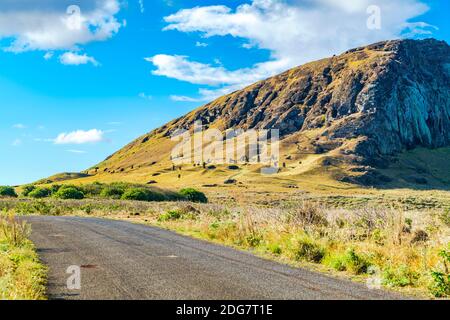 Blick auf Moai im Steinbruch am Vulkan Rano Raraku Stockfoto