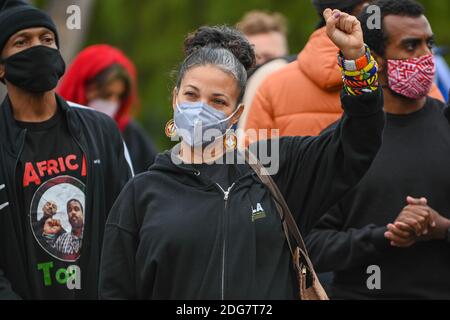 Black Lives Matter die Mitbegründerin von Los Angeles, Melina Abdullah, steht mit Demonstranten vor dem Haus des Bürgermeisters von Los Angeles, Eric Garcetti. Montag, D Stockfoto